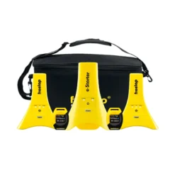 Set of four yellow electronic timing gates and two small display devices arranged in front of a black carrying bag with a shoulder strap. The items are labeled “freelap” and “e-Starter.”.
